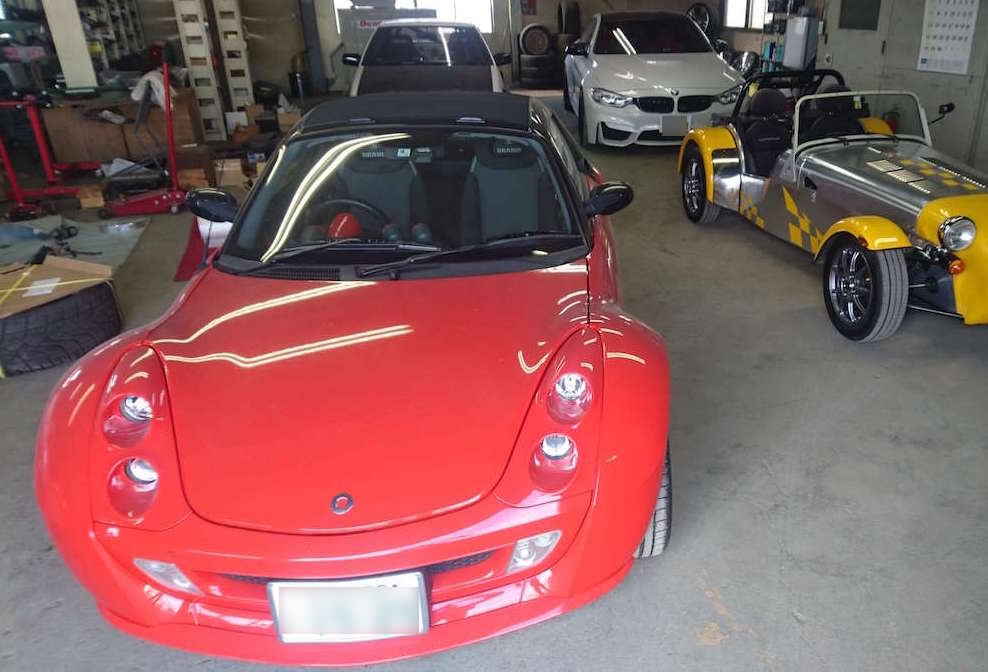 修理・板金中の車